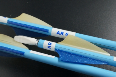 Pfeil Beschriftung:  blaue Schrift auf weiße Banderole