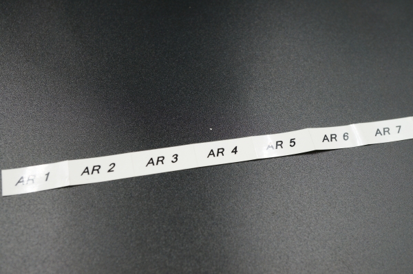 Pfeil Beschriftung: schwarze Schrift auf transparente Banderole