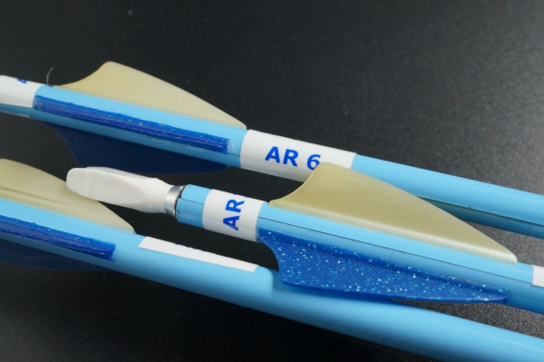 Pfeil Beschriftung:  blaue Schrift auf weiße Banderole